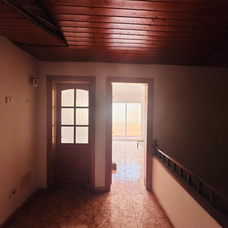Dúplex con muchísimo potencial de 3 dormitorios, 2 baños y garaje en El Doctoral, Vecindario.