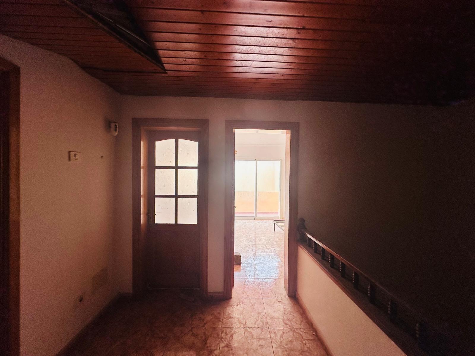Dúplex con muchísimo potencial de 3 dormitorios, 2 baños y garaje en El Doctoral, Vecindario.