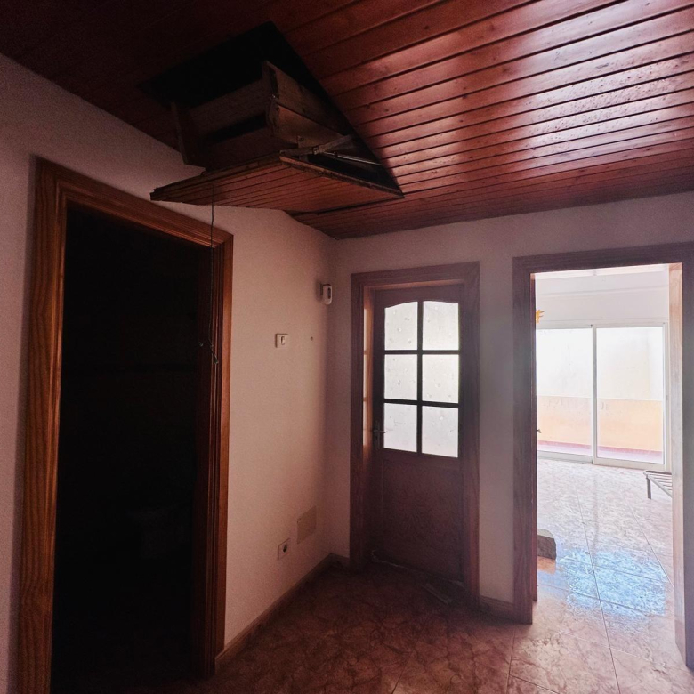 Dúplex con muchísimo potencial de 3 dormitorios, 2 baños y garaje en El Doctoral, Vecindario.