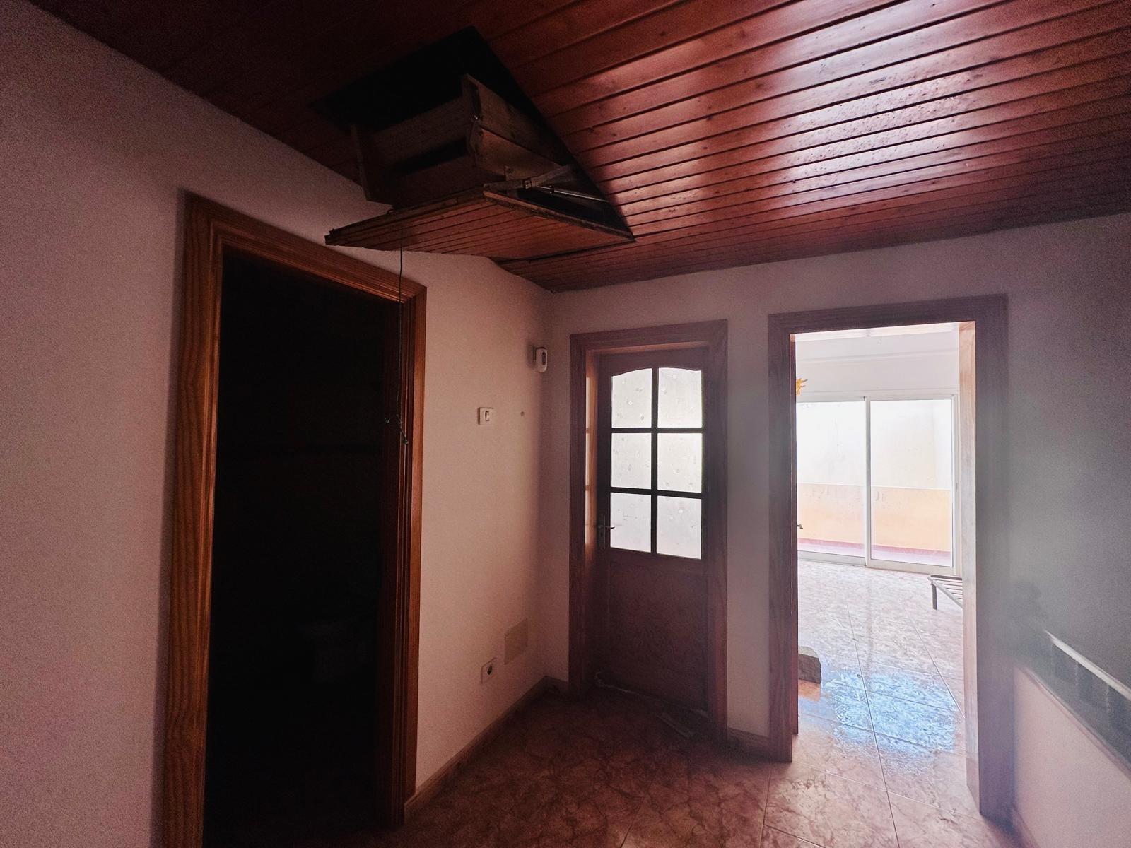 Dúplex con muchísimo potencial de 3 dormitorios, 2 baños y garaje en El Doctoral, Vecindario.