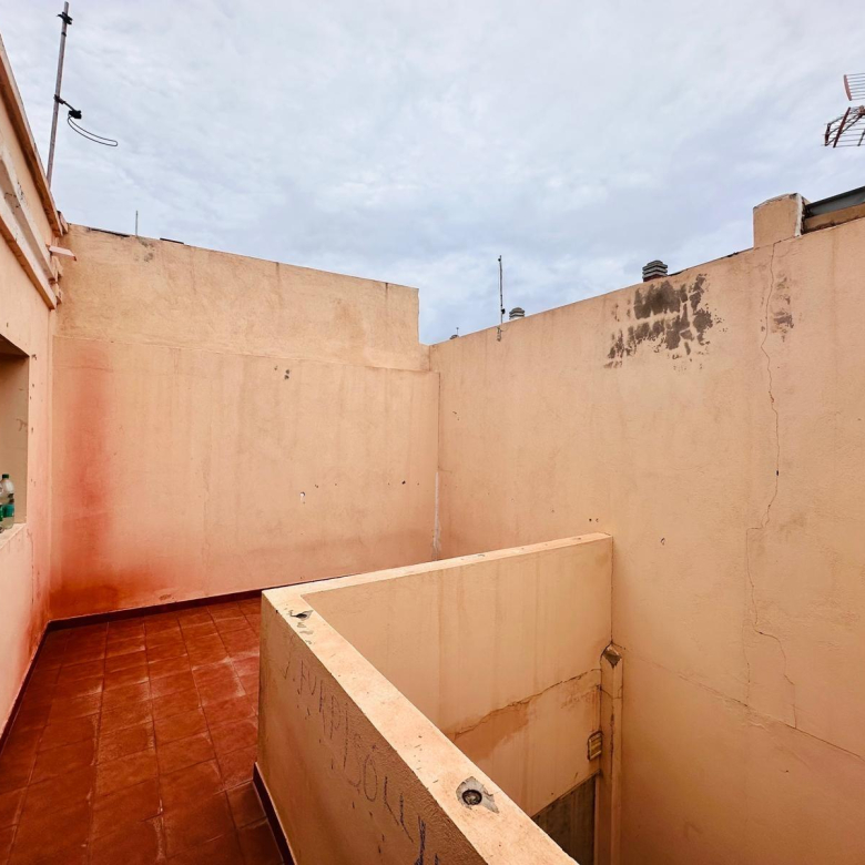 Dúplex con muchísimo potencial de 3 dormitorios, 2 baños y garaje en El Doctoral, Vecindario.