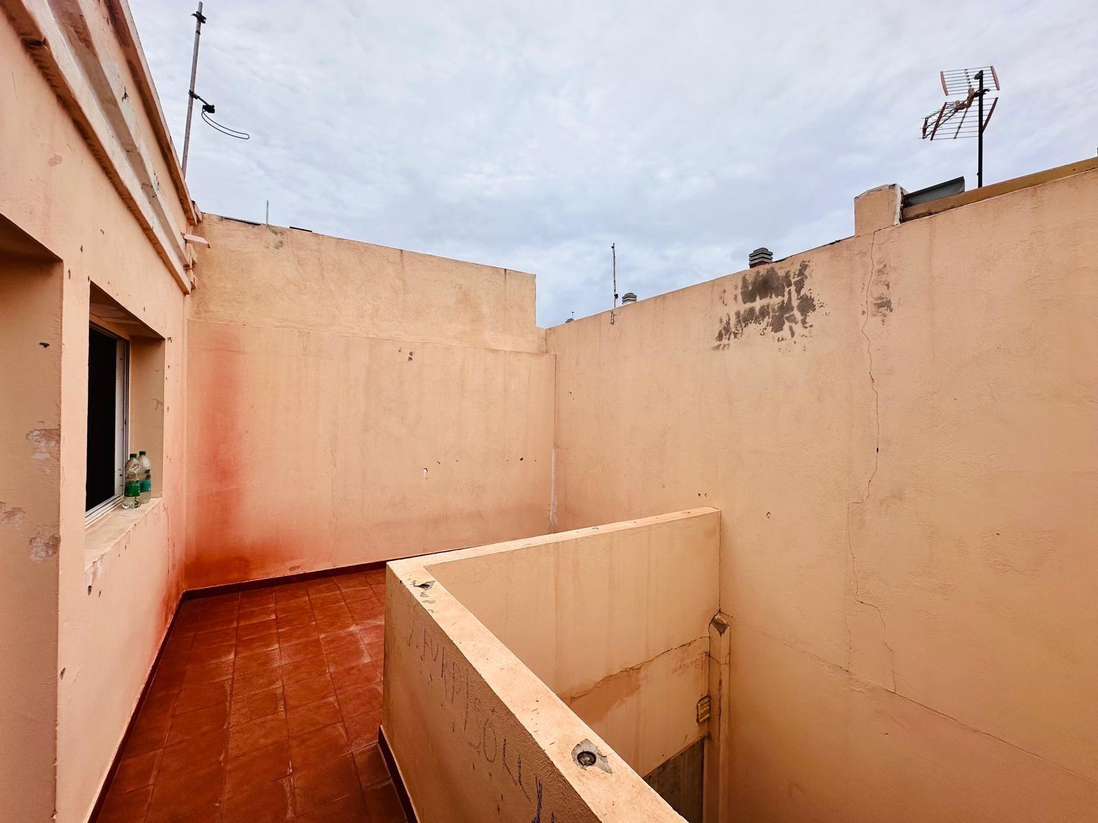 Dúplex con muchísimo potencial de 3 dormitorios, 2 baños y garaje en El Doctoral, Vecindario.