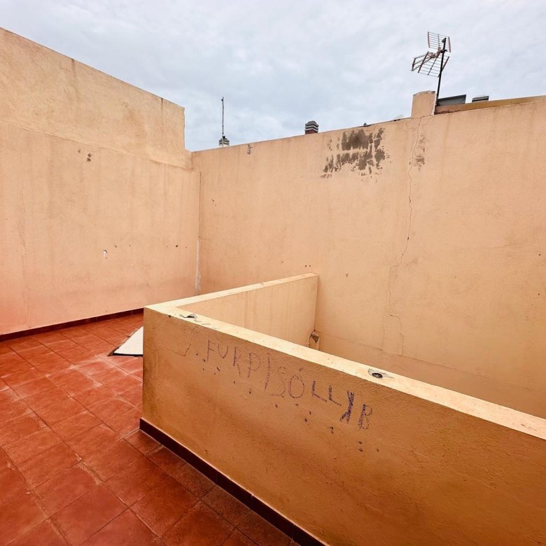 Dúplex con muchísimo potencial de 3 dormitorios, 2 baños y garaje en El Doctoral, Vecindario.