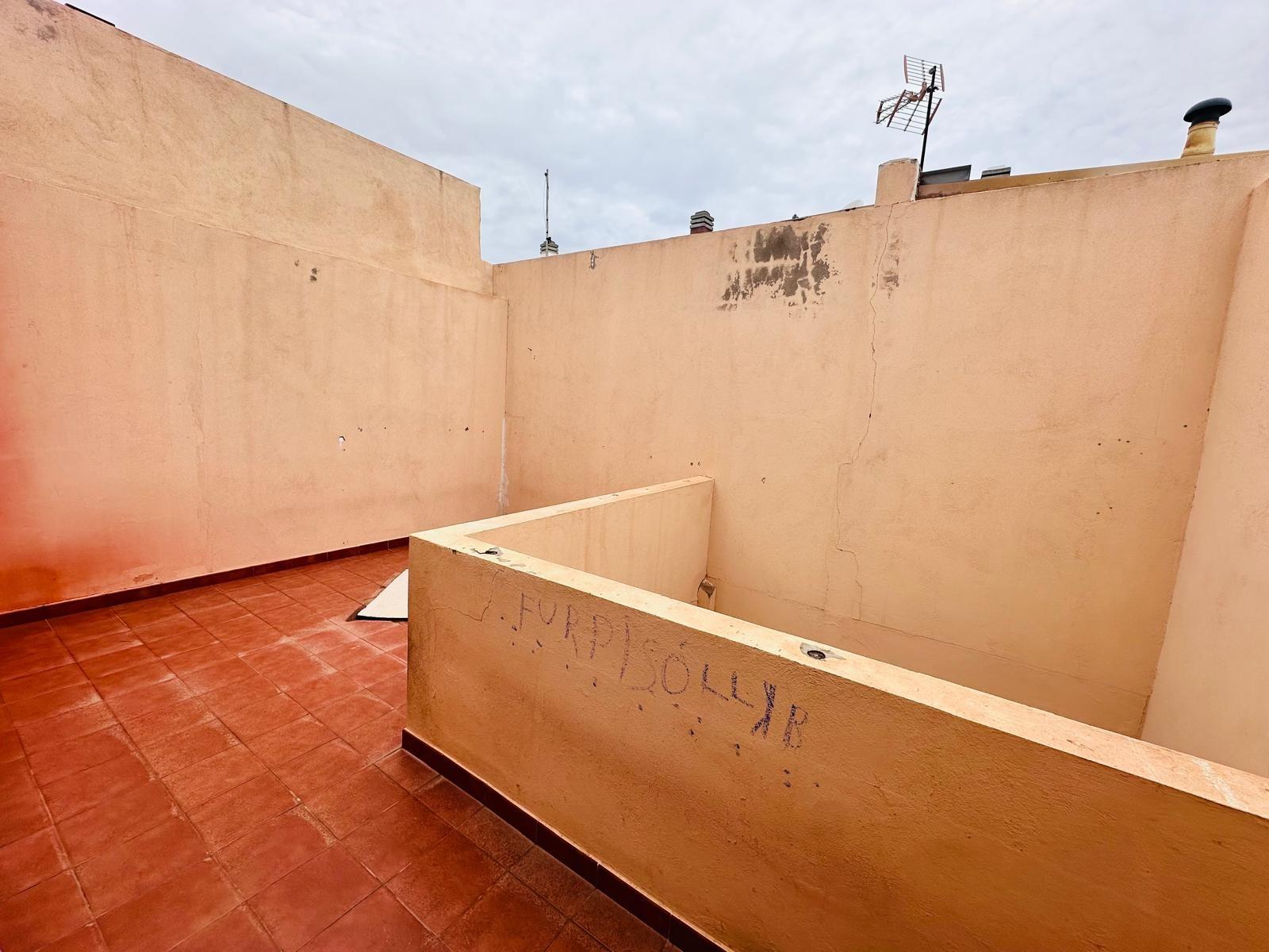 Dúplex con muchísimo potencial de 3 dormitorios, 2 baños y garaje en El Doctoral, Vecindario.