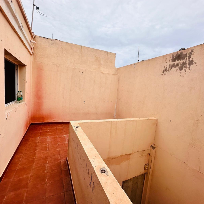 Dúplex con muchísimo potencial de 3 dormitorios, 2 baños y garaje en El Doctoral, Vecindario.