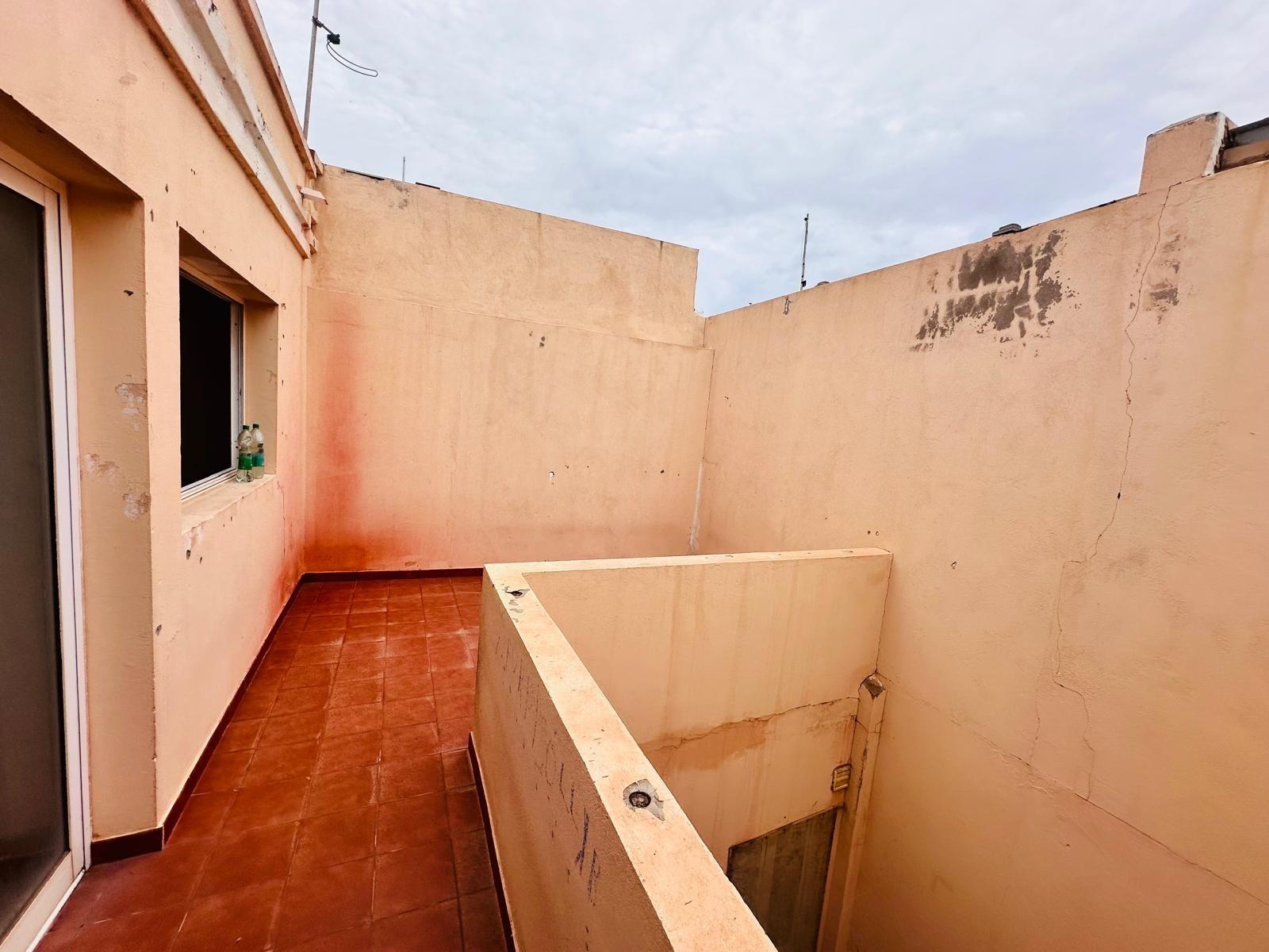 Dúplex con muchísimo potencial de 3 dormitorios, 2 baños y garaje en El Doctoral, Vecindario.