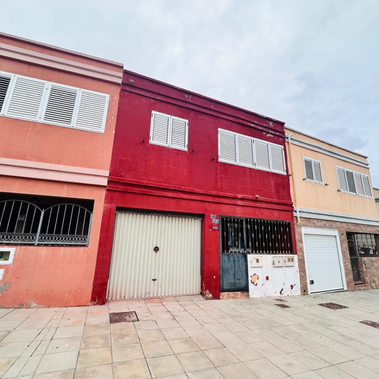 Dúplex con muchísimo potencial de 3 dormitorios, 2 baños y garaje en El Doctoral, Vecindario.
