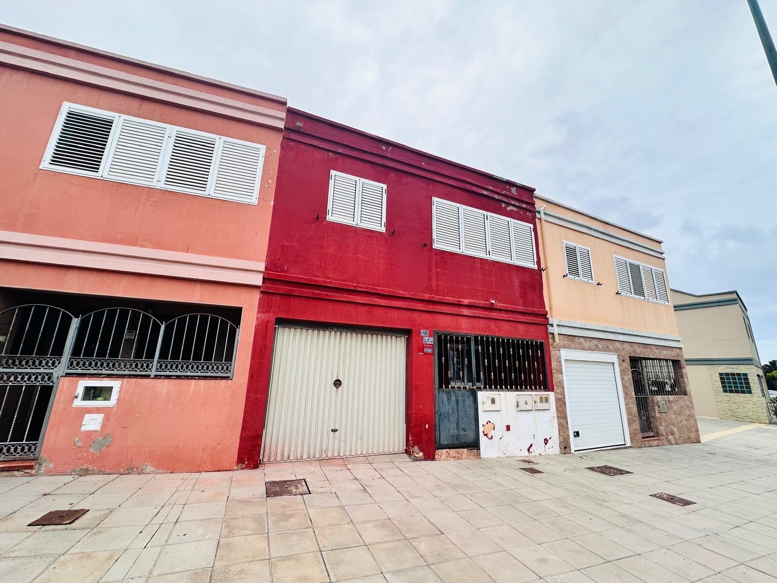 Dúplex con muchísimo potencial de 3 dormitorios, 2 baños y garaje en El Doctoral, Vecindario.