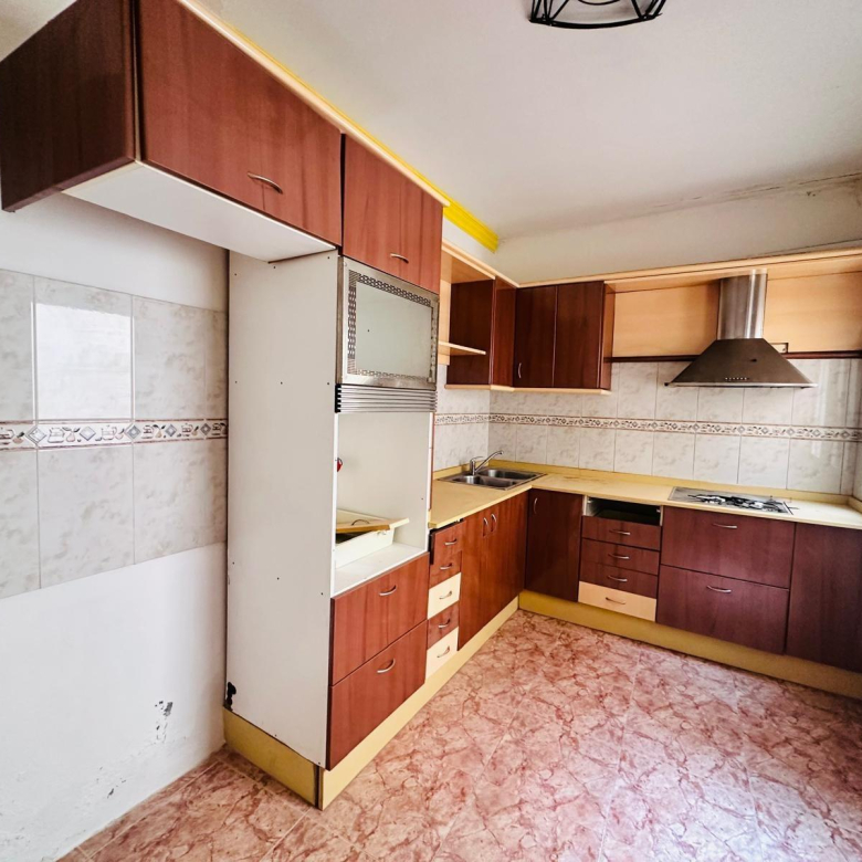 Dúplex con muchísimo potencial de 3 dormitorios, 2 baños y garaje en El Doctoral, Vecindario.