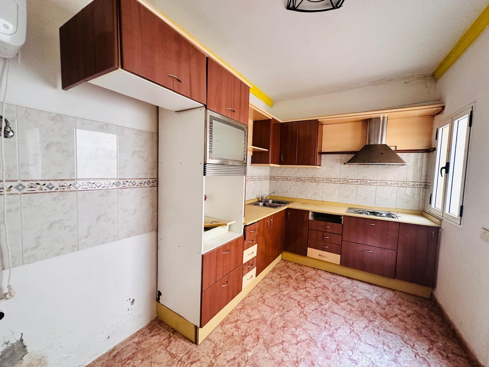 Dúplex con muchísimo potencial de 3 dormitorios, 2 baños y garaje en El Doctoral, Vecindario.