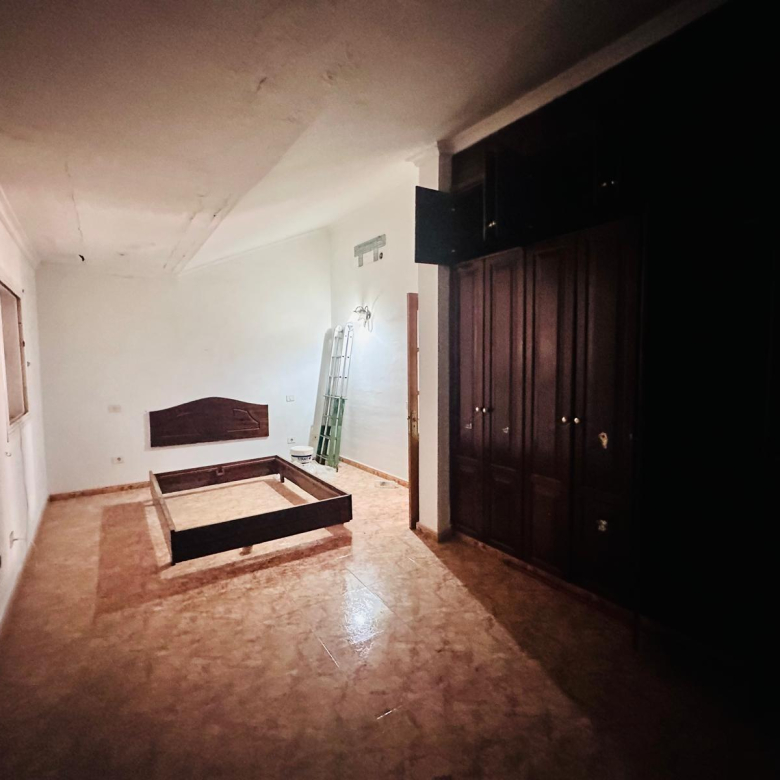 Dúplex con muchísimo potencial de 3 dormitorios, 2 baños y garaje en El Doctoral, Vecindario.