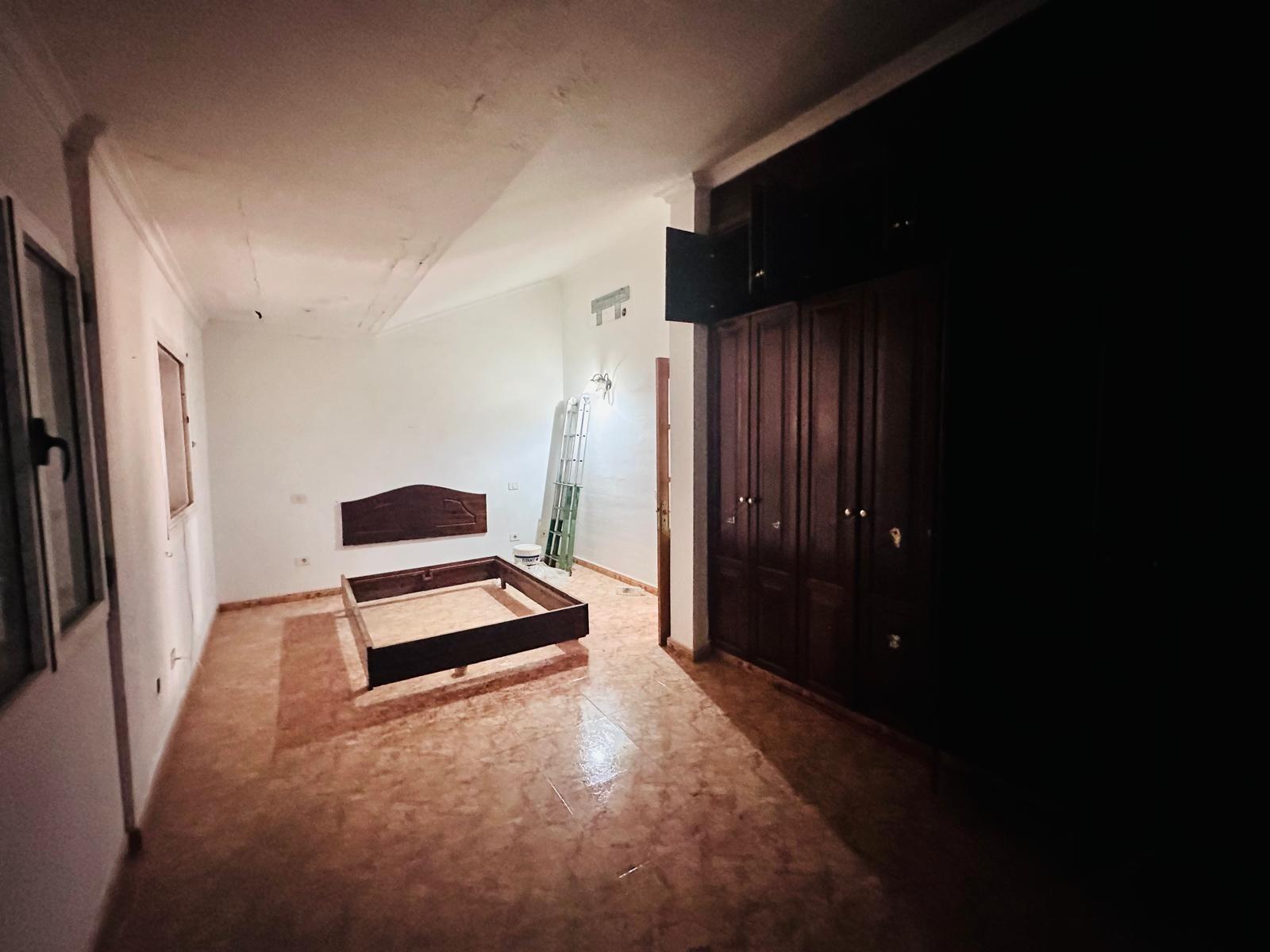 Dúplex con muchísimo potencial de 3 dormitorios, 2 baños y garaje en El Doctoral, Vecindario.