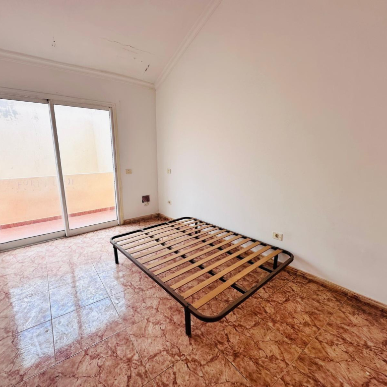 Dúplex con muchísimo potencial de 3 dormitorios, 2 baños y garaje en El Doctoral, Vecindario.
