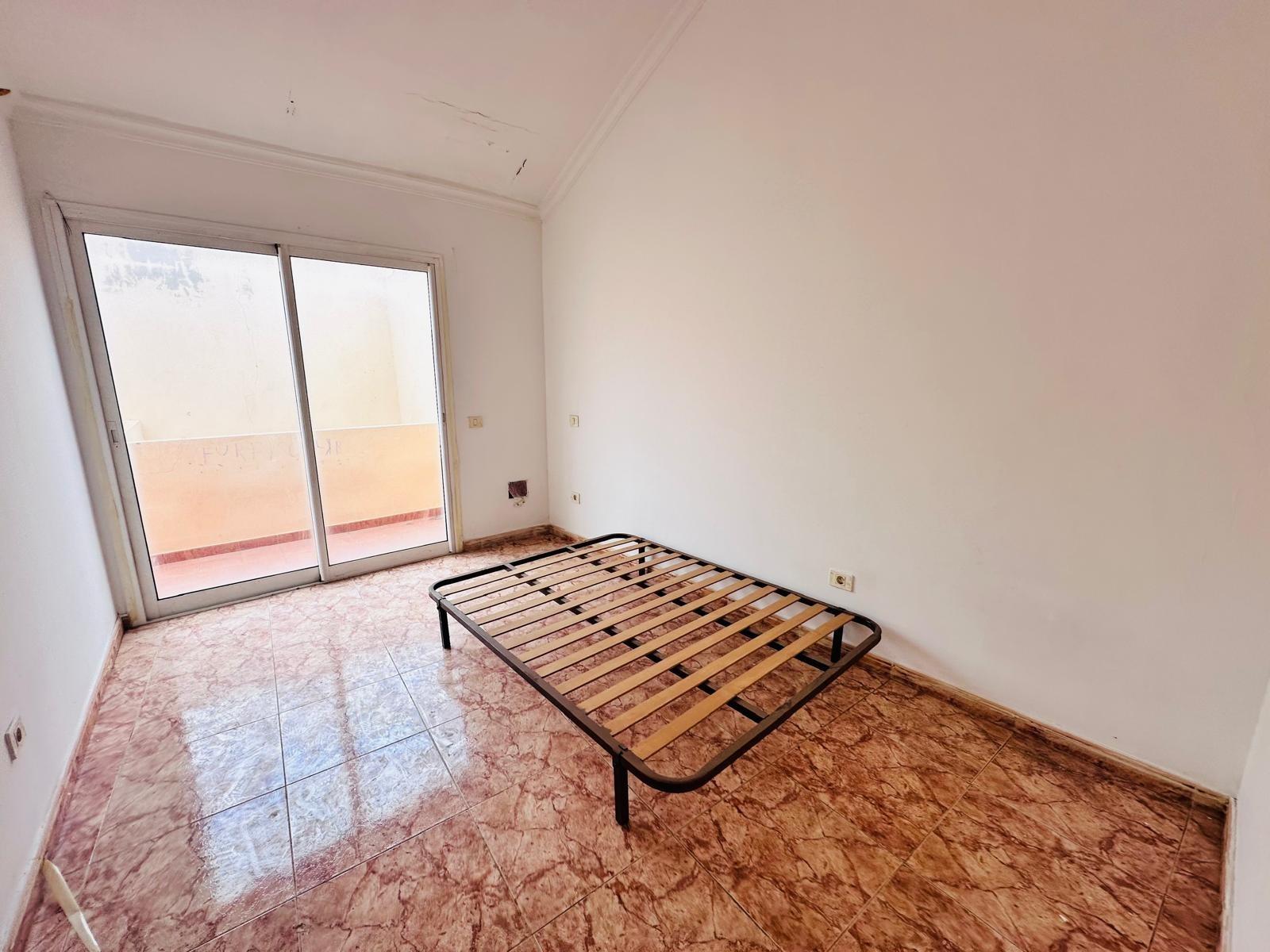 Dúplex con muchísimo potencial de 3 dormitorios, 2 baños y garaje en El Doctoral, Vecindario.