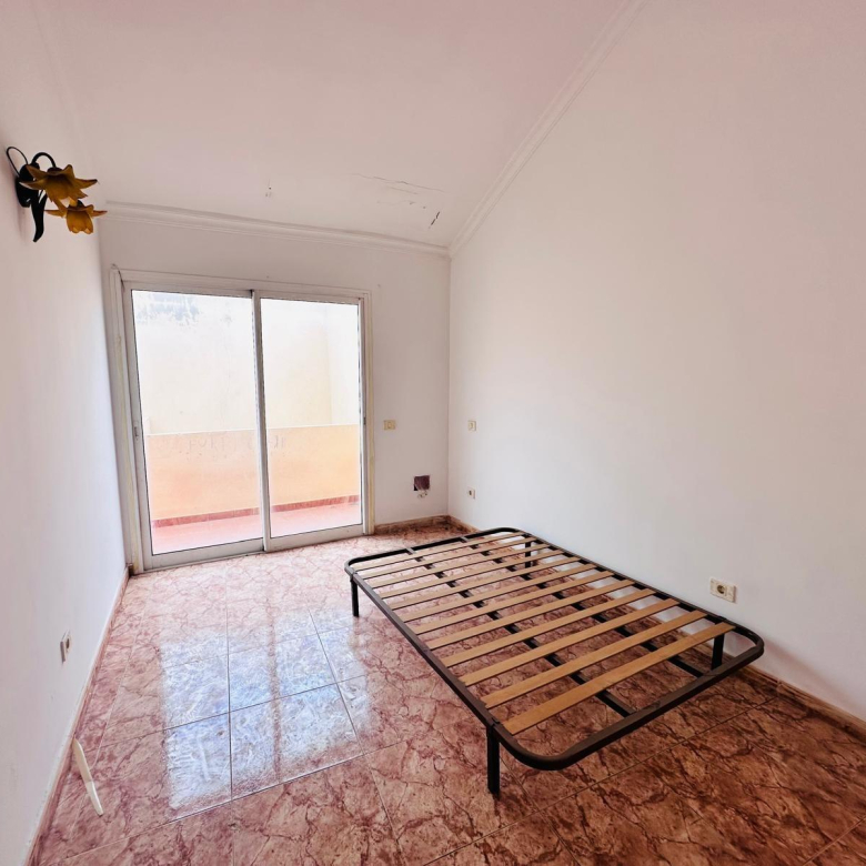 Dúplex con muchísimo potencial de 3 dormitorios, 2 baños y garaje en El Doctoral, Vecindario.