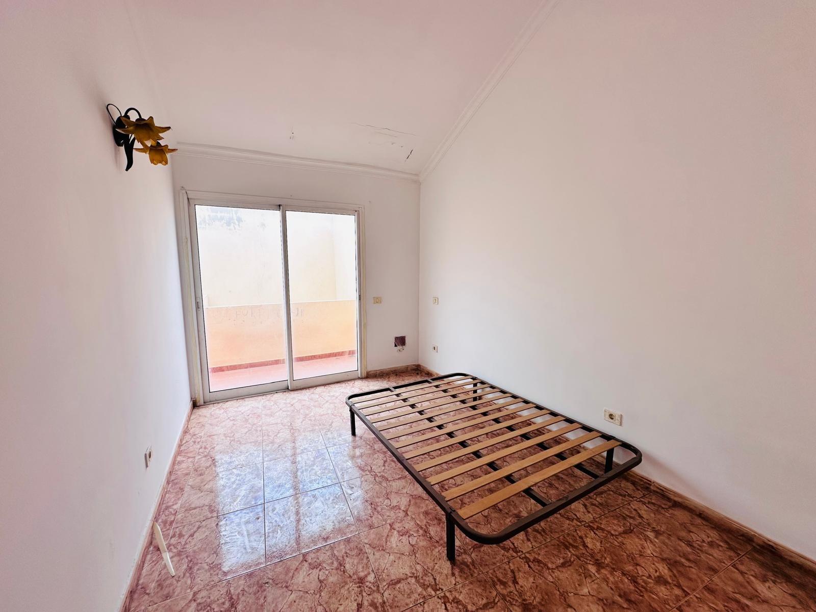 Dúplex con muchísimo potencial de 3 dormitorios, 2 baños y garaje en El Doctoral, Vecindario.