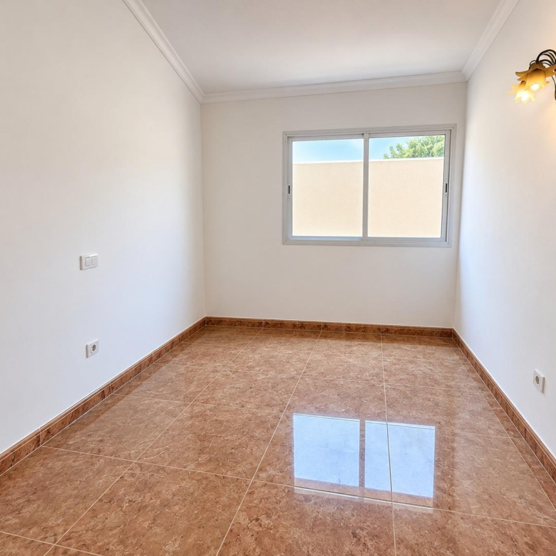 Dúplex con muchísimo potencial de 3 dormitorios, 2 baños y garaje en El Doctoral, Vecindario.