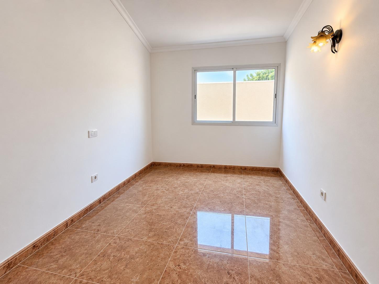 Dúplex con muchísimo potencial de 3 dormitorios, 2 baños y garaje en El Doctoral, Vecindario.