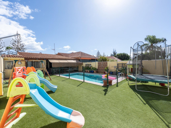 Vivienda de 4 dormitorios, 5 baños y piscina privada en una sola planta en pleno centro de Playa del Inglés