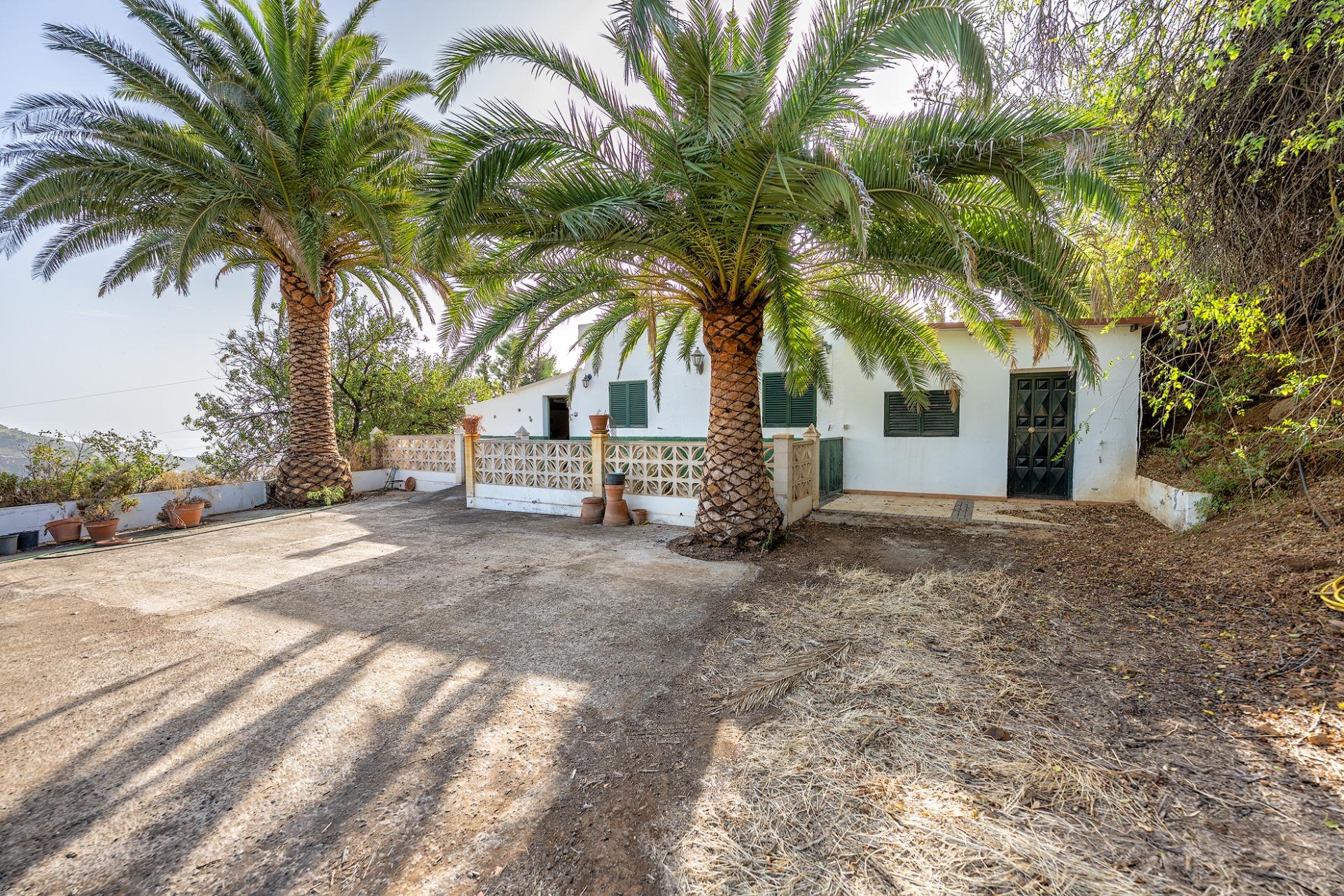Finca vitivinícola con una parcela de 26.000 m², que cuenta actualmente con dos construcciones y ofrece la posibilidad de ampliar la superficie edificable en hasta 500 m² adicionales.