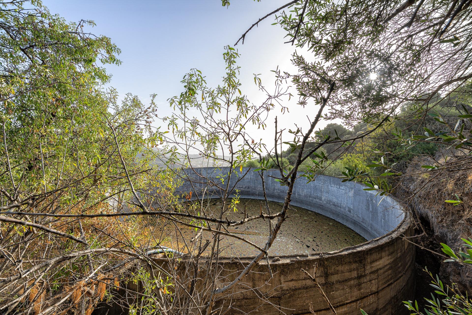 Finca vitivinícola con una parcela de 26.000 m², que cuenta actualmente con dos construcciones y ofrece la posibilidad de ampliar la superficie edificable en hasta 500 m² adicionales.