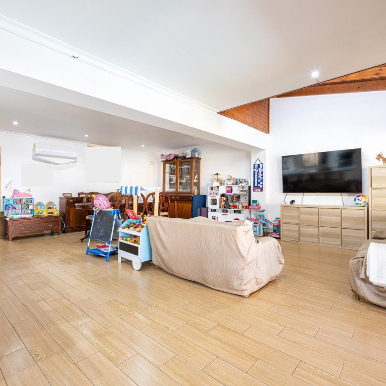 Vivienda de 4 dormitorios, 5 baños y piscina privada en una sola planta en pleno centro de Playa del Inglés