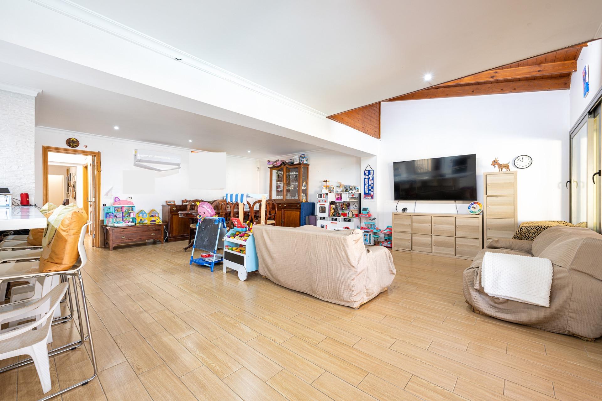 Vivienda de 4 dormitorios, 5 baños y piscina privada en una sola planta en pleno centro de Playa del Inglés