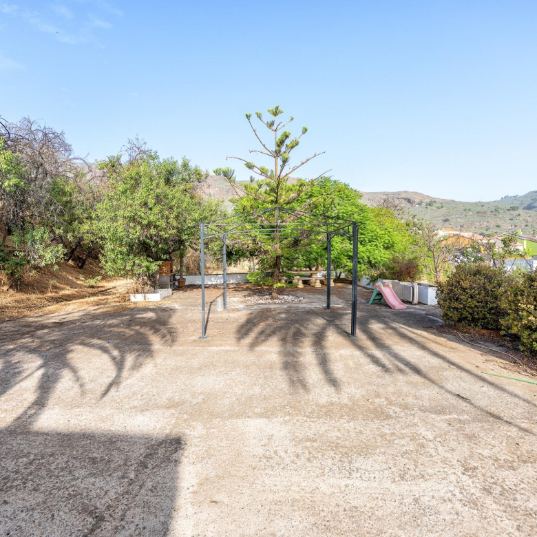 Finca vitivinícola con una parcela de 26.000 m², que cuenta actualmente con dos construcciones y ofrece la posibilidad de ampliar la superficie edificable en hasta 500 m² adicionales.