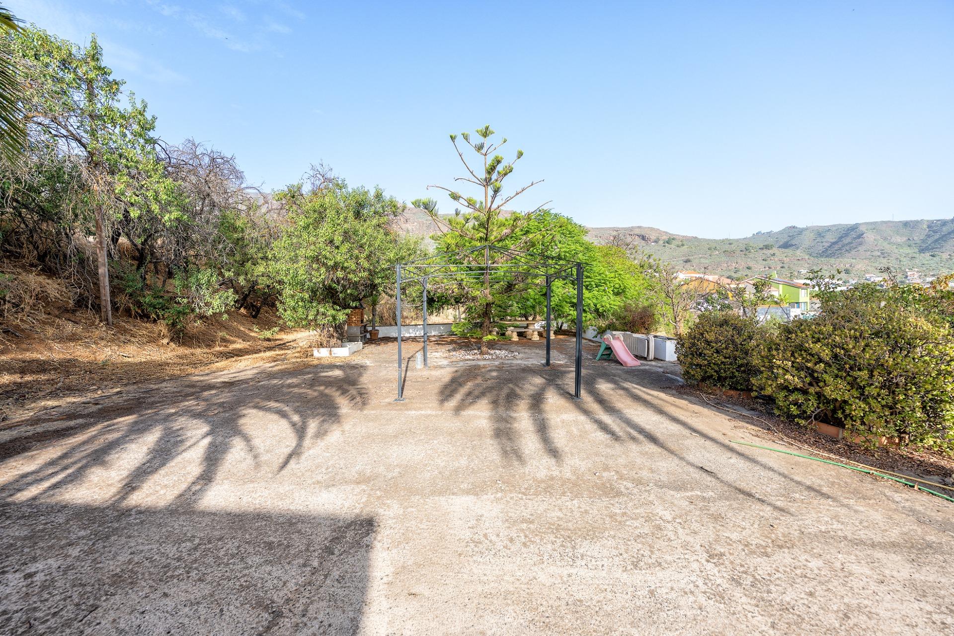 Finca vitivinícola con una parcela de 26.000 m², que cuenta actualmente con dos construcciones y ofrece la posibilidad de ampliar la superficie edificable en hasta 500 m² adicionales.