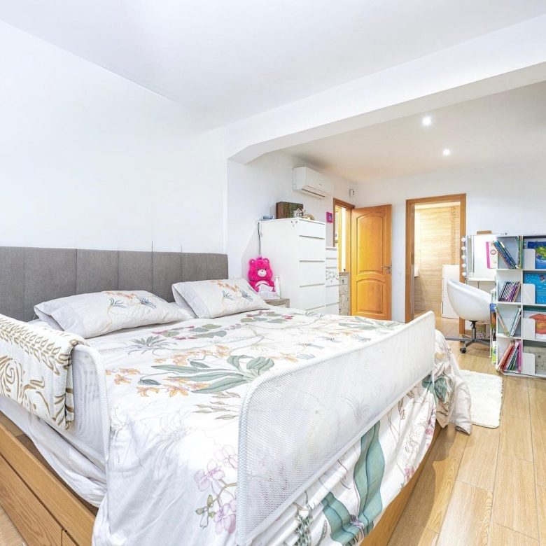 Vivienda de 4 dormitorios, 5 baños y piscina privada en una sola planta en pleno centro de Playa del Inglés