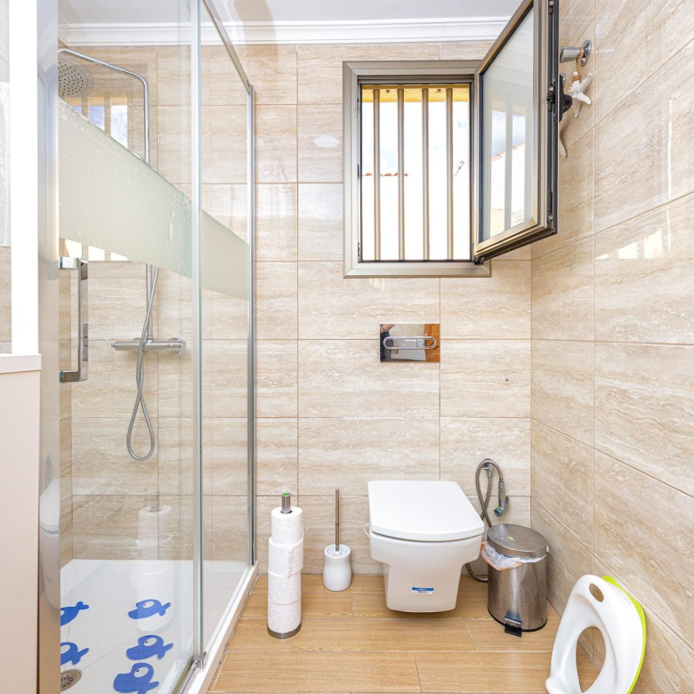 Vivienda de 4 dormitorios, 5 baños y piscina privada en una sola planta en pleno centro de Playa del Inglés