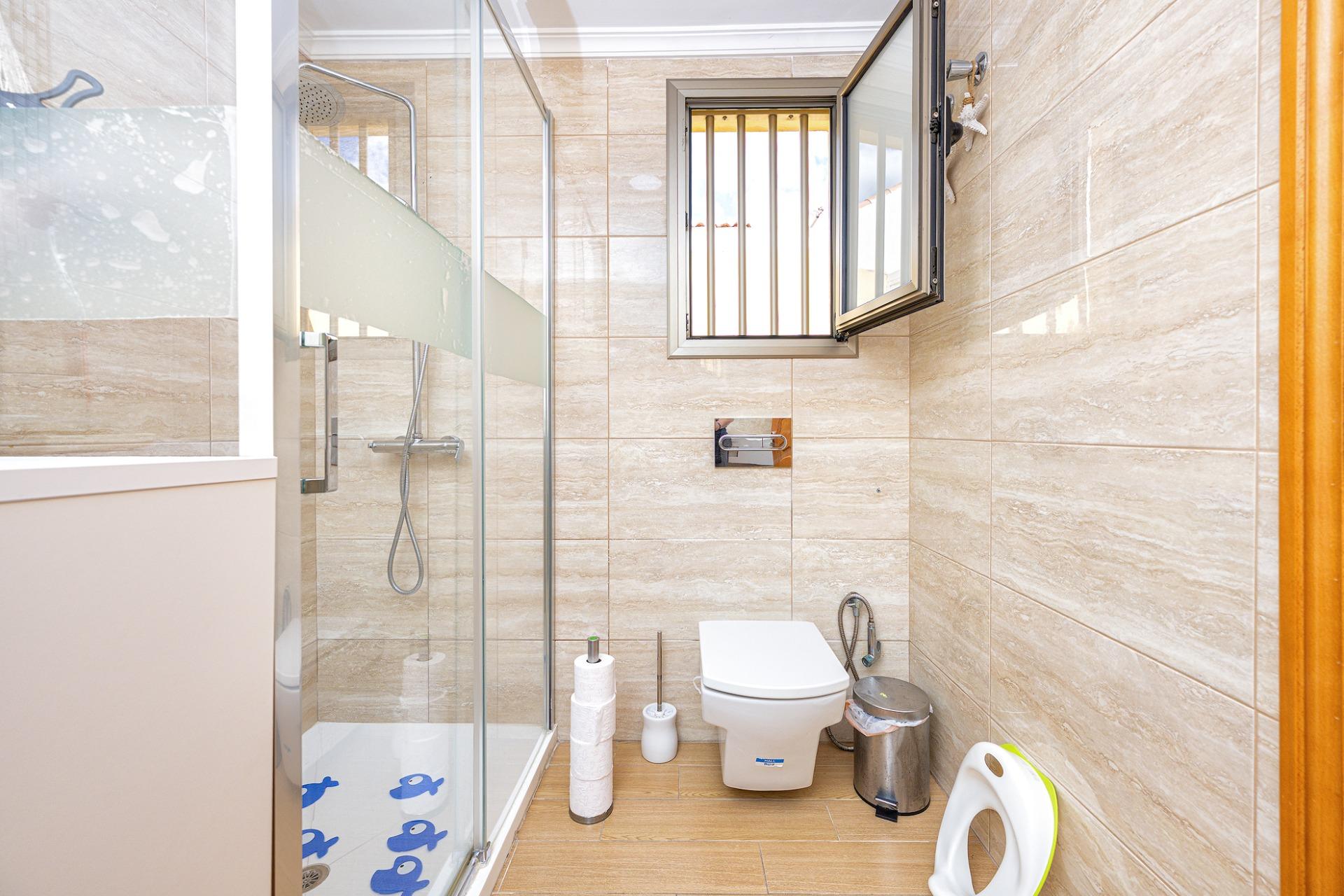 Vivienda de 4 dormitorios, 5 baños y piscina privada en una sola planta en pleno centro de Playa del Inglés