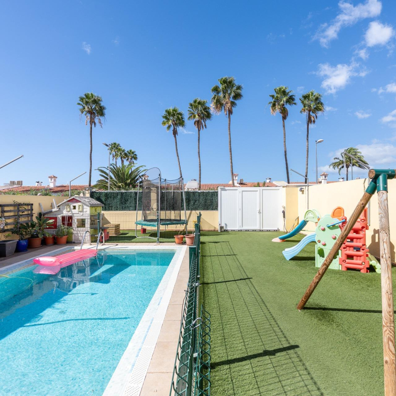 Vivienda de 4 dormitorios, 5 baños y piscina privada en una sola planta en pleno centro de Playa del Inglés