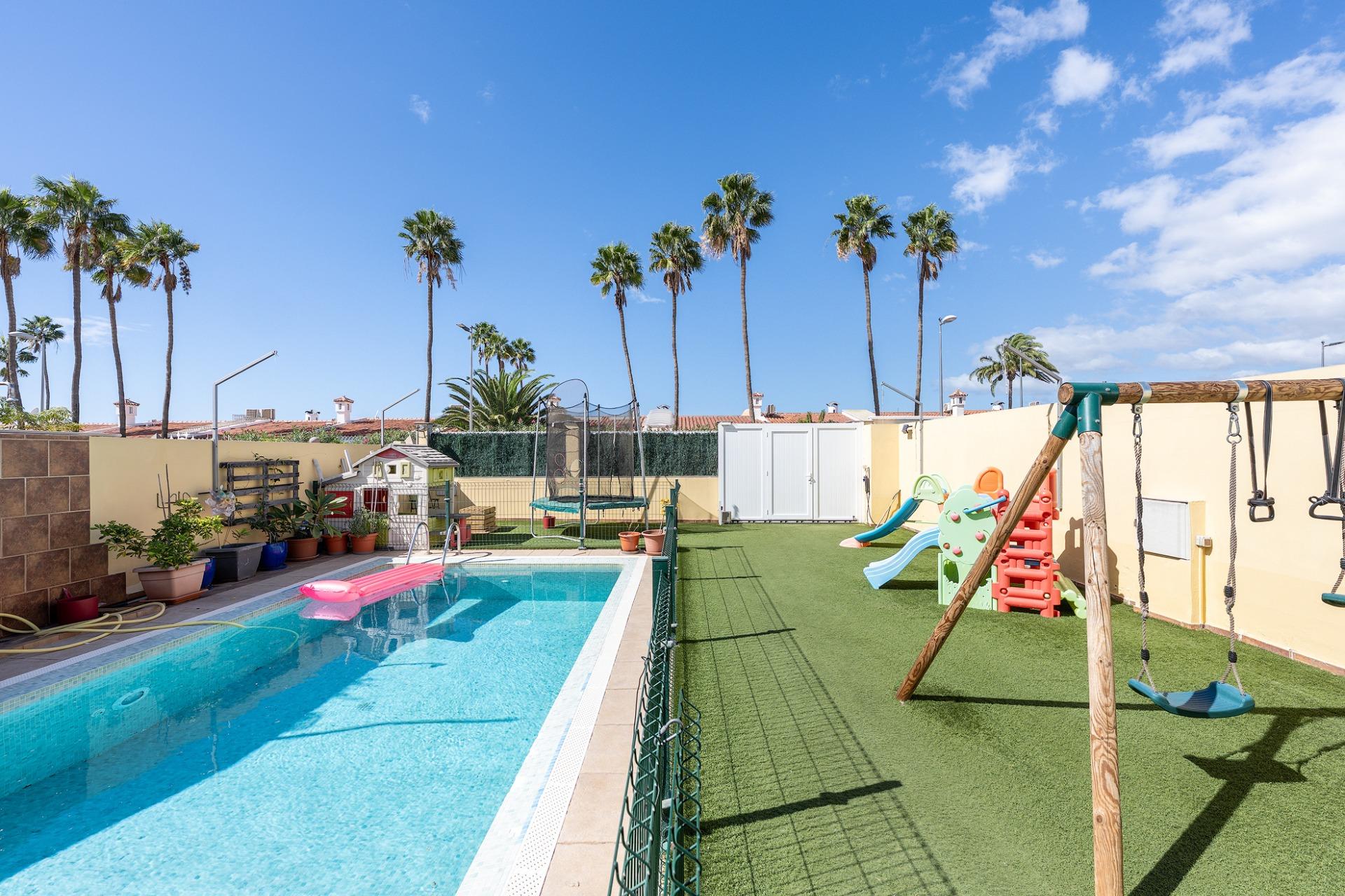 Vivienda de 4 dormitorios, 5 baños y piscina privada en una sola planta en pleno centro de Playa del Inglés