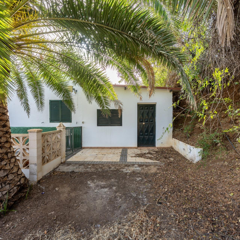 Finca vitivinícola con una parcela de 26.000 m², que cuenta actualmente con dos construcciones y ofrece la posibilidad de ampliar la superficie edificable en hasta 500 m² adicionales.