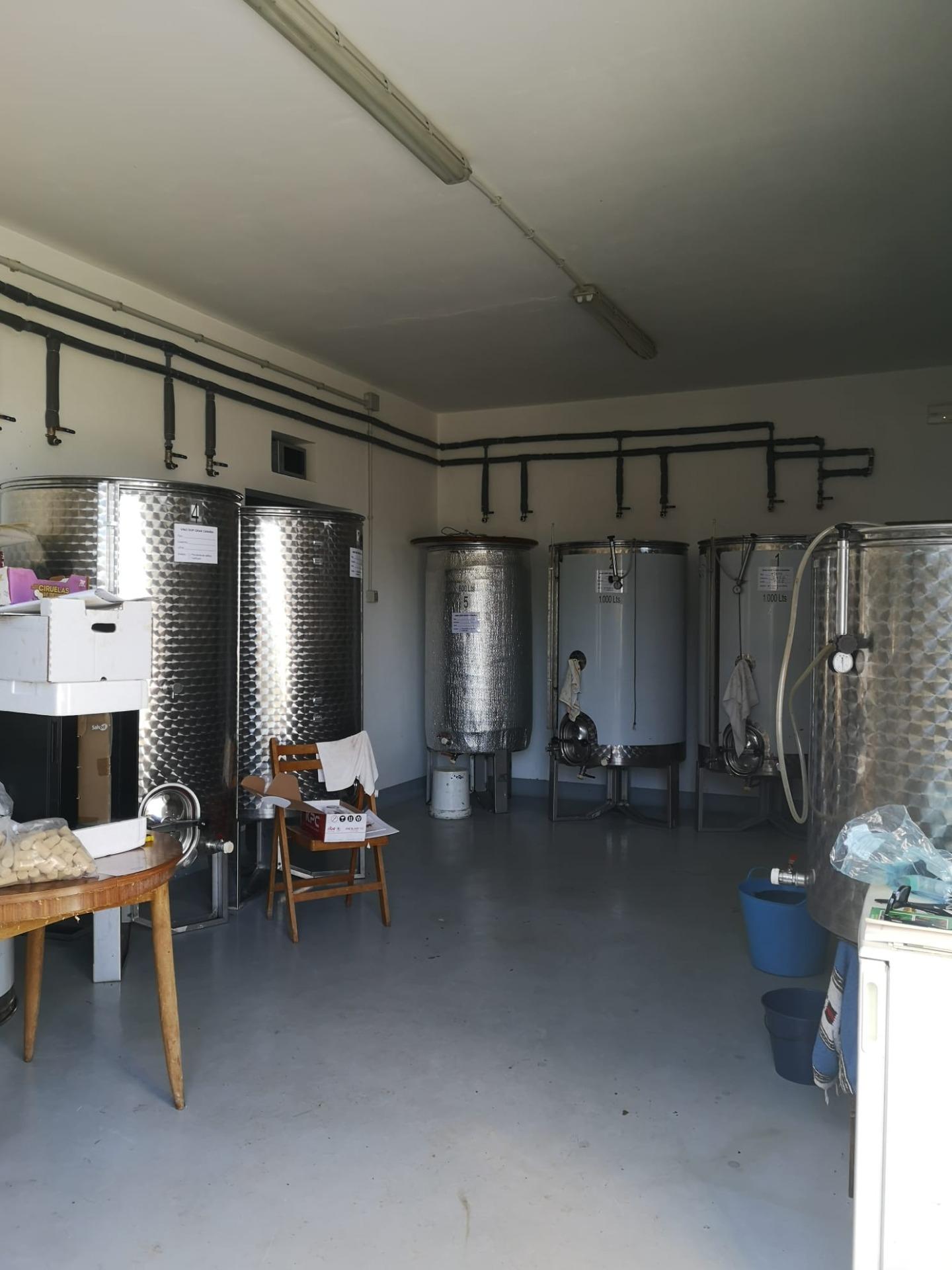 Finca vitivinícola con una parcela de 26.000 m², que cuenta actualmente con dos construcciones y ofrece la posibilidad de ampliar la superficie edificable en hasta 500 m² adicionales.