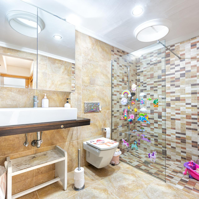 Vivienda de 4 dormitorios, 5 baños y piscina privada en una sola planta en pleno centro de Playa del Inglés