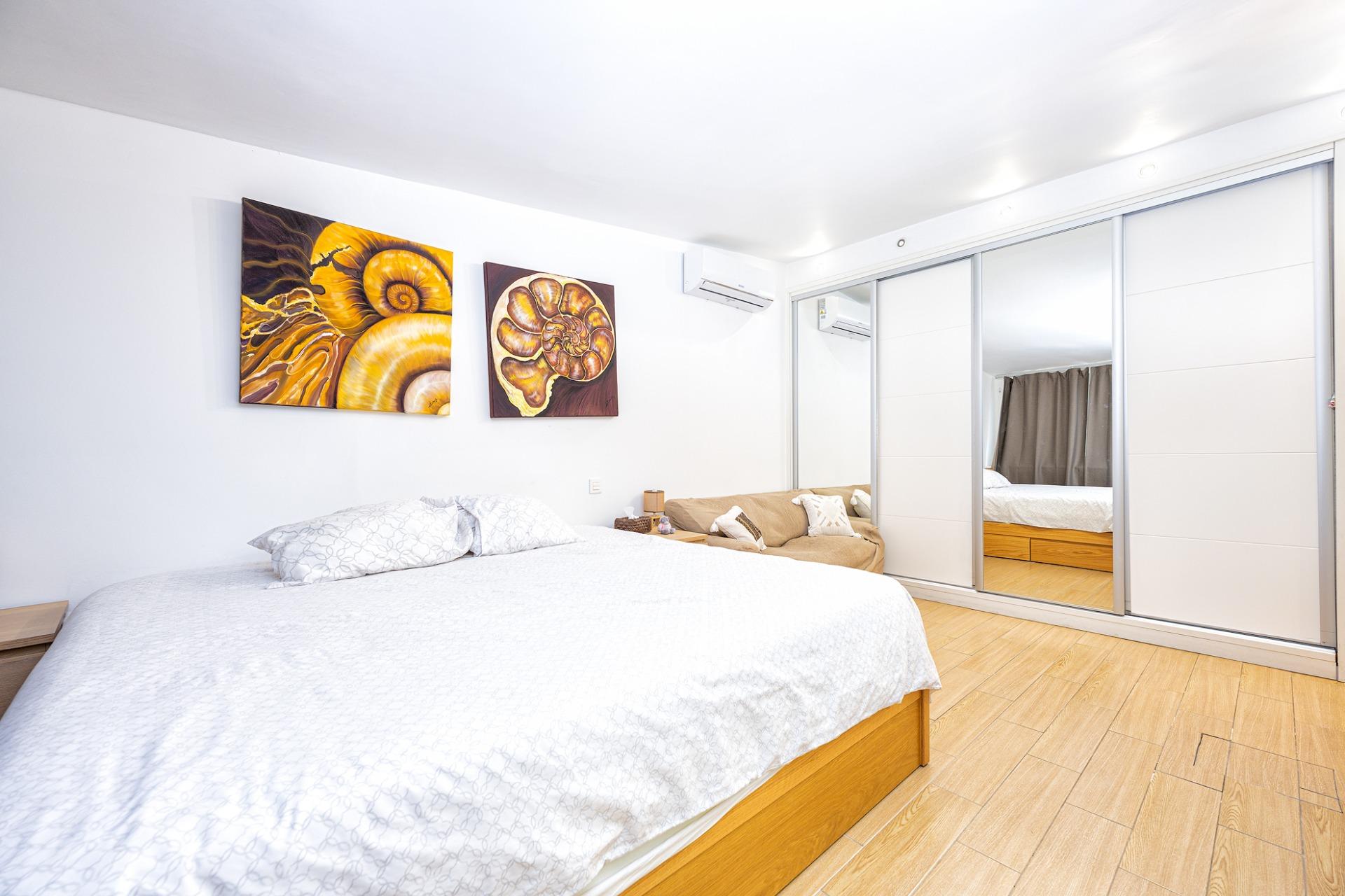 Vivienda de 4 dormitorios, 5 baños y piscina privada en una sola planta en pleno centro de Playa del Inglés