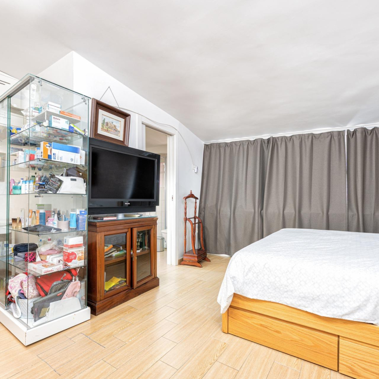 Vivienda de 4 dormitorios, 5 baños y piscina privada en una sola planta en pleno centro de Playa del Inglés