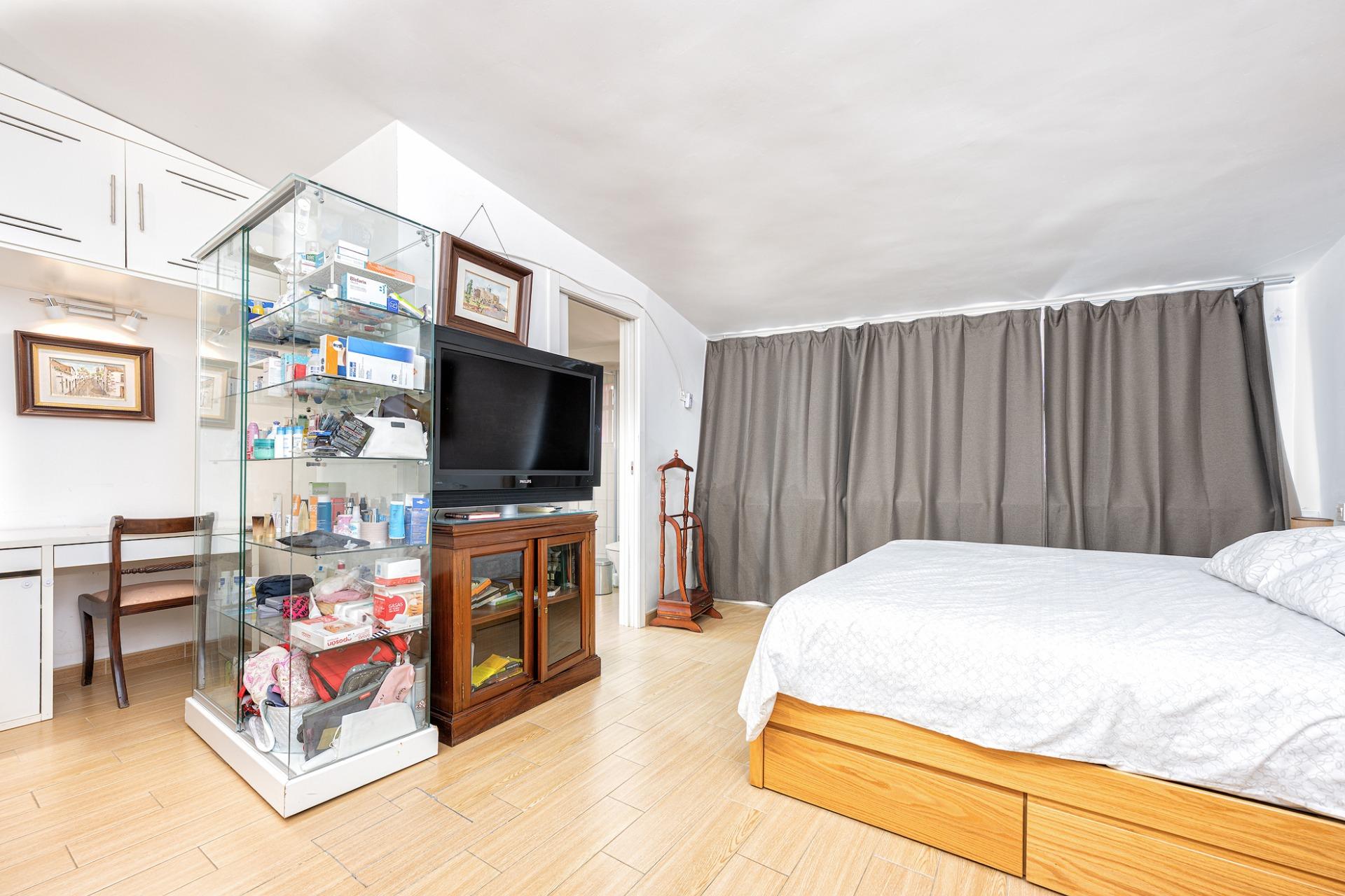 Vivienda de 4 dormitorios, 5 baños y piscina privada en una sola planta en pleno centro de Playa del Inglés