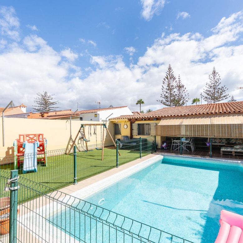 Vivienda de 4 dormitorios, 5 baños y piscina privada en una sola planta en pleno centro de Playa del Inglés