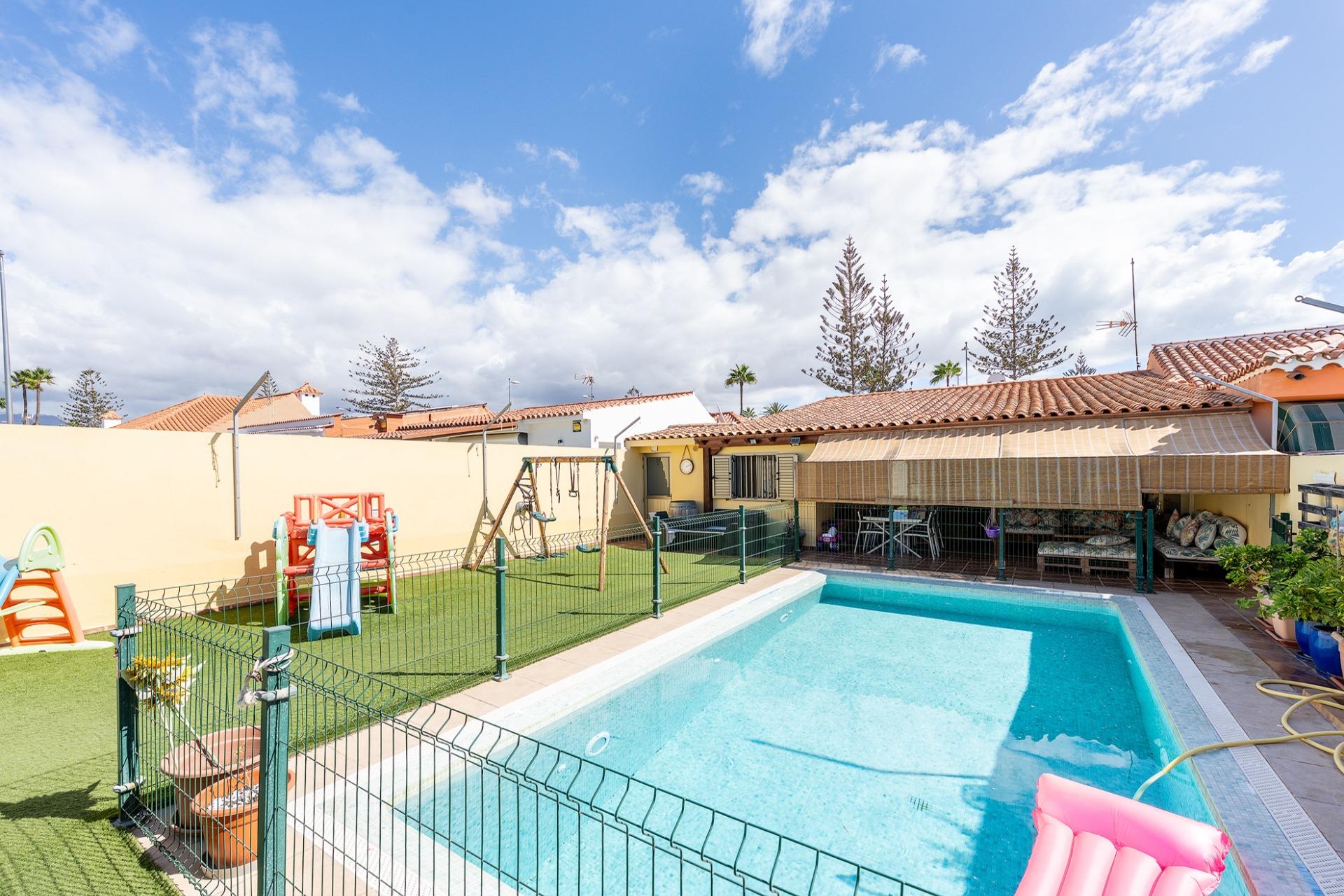 Vivienda de 4 dormitorios, 5 baños y piscina privada en una sola planta en pleno centro de Playa del Inglés