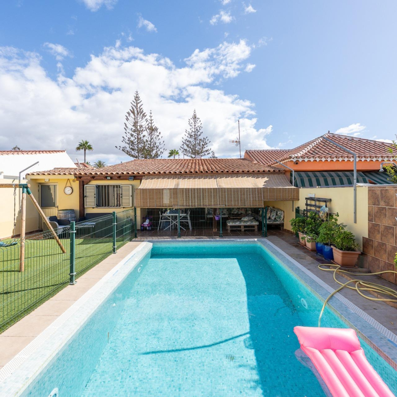 Vivienda de 4 dormitorios, 5 baños y piscina privada en una sola planta en pleno centro de Playa del Inglés