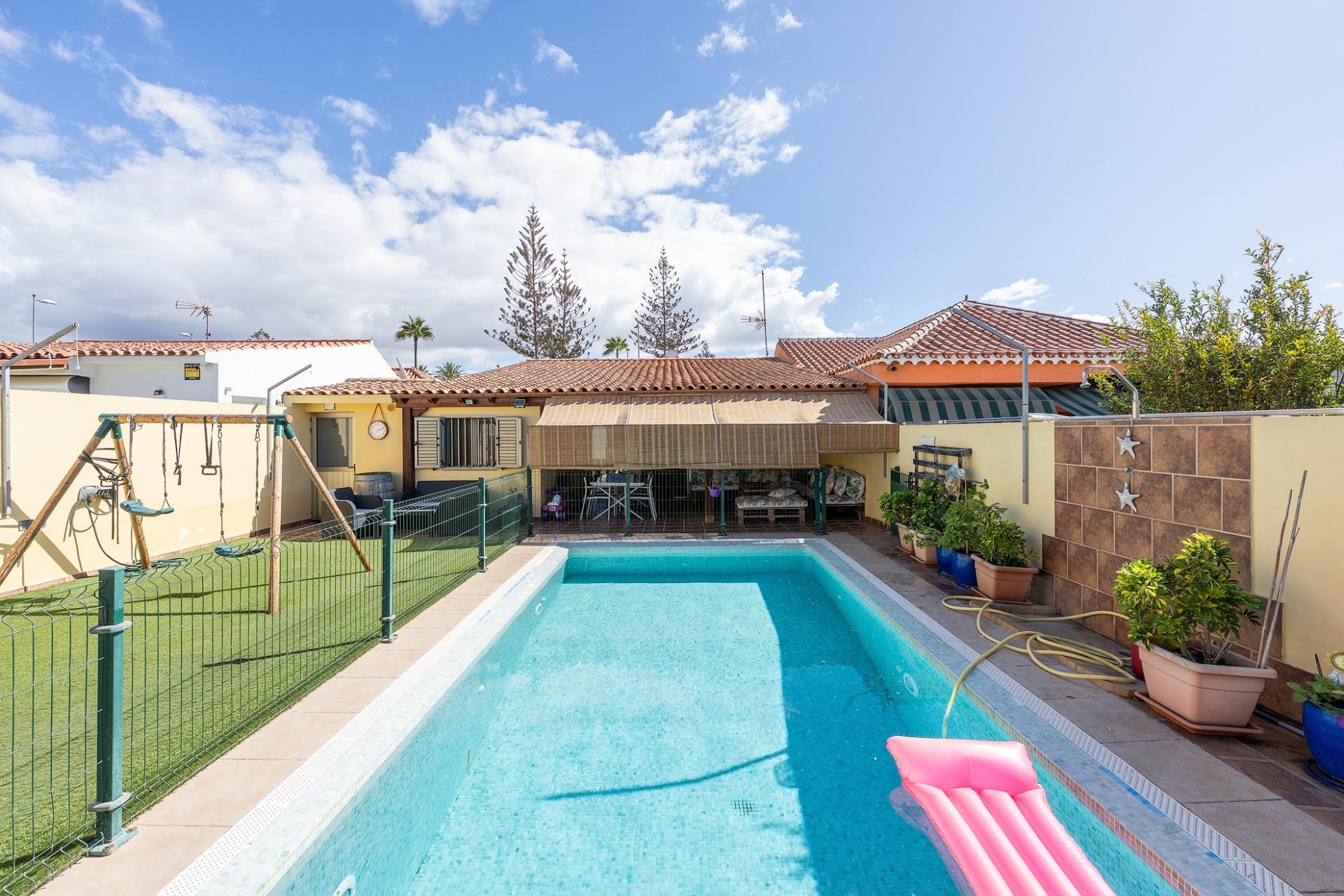 Vivienda de 4 dormitorios, 5 baños y piscina privada en una sola planta en pleno centro de Playa del Inglés