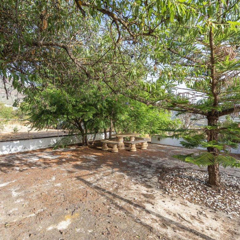 Finca vitivinícola con una parcela de 26.000 m², que cuenta actualmente con dos construcciones y ofrece la posibilidad de ampliar la superficie edificable en hasta 500 m² adicionales.
