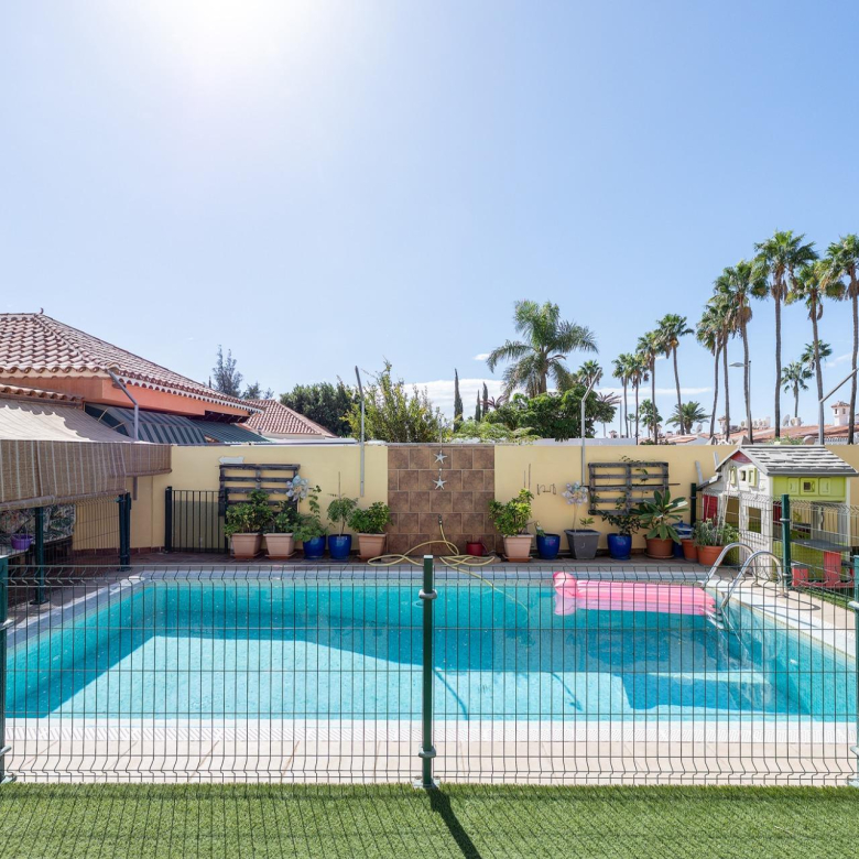 Vivienda de 4 dormitorios, 5 baños y piscina privada en una sola planta en pleno centro de Playa del Inglés