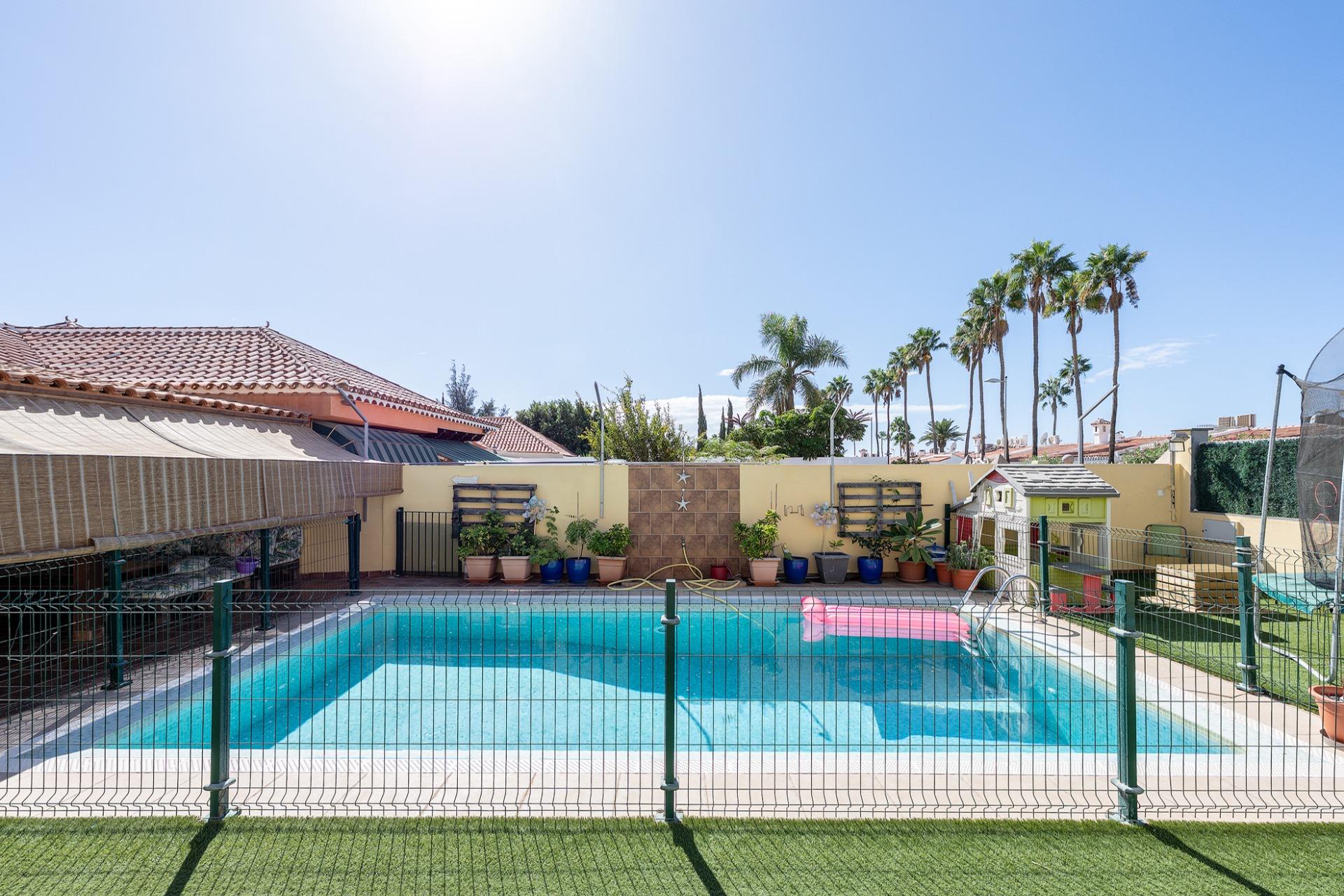 Vivienda de 4 dormitorios, 5 baños y piscina privada en una sola planta en pleno centro de Playa del Inglés