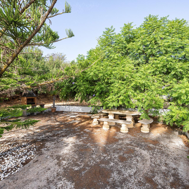 Finca vitivinícola con una parcela de 26.000 m², que cuenta actualmente con dos construcciones y ofrece la posibilidad de ampliar la superficie edificable en hasta 500 m² adicionales.
