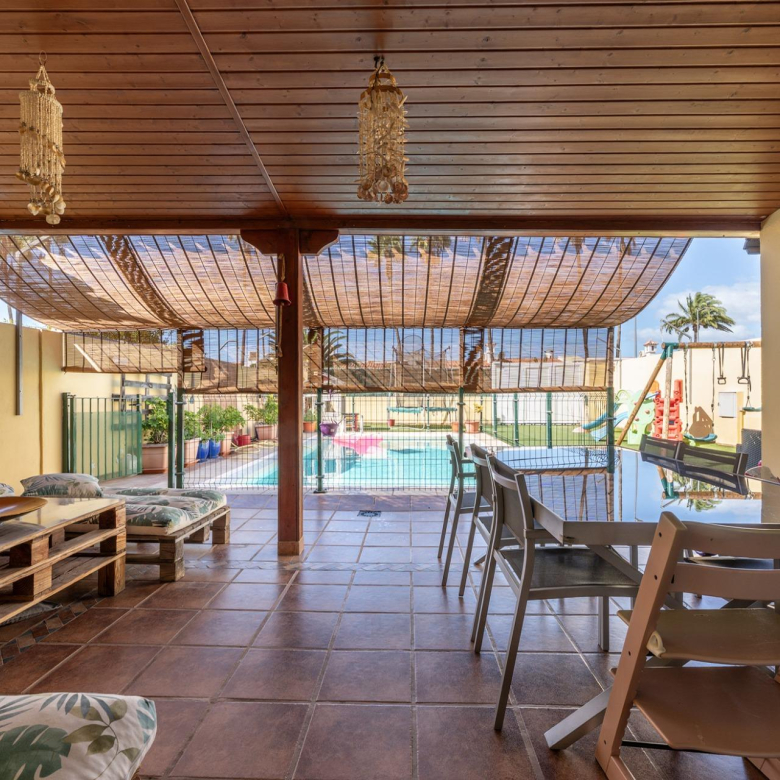 Vivienda de 4 dormitorios, 5 baños y piscina privada en una sola planta en pleno centro de Playa del Inglés