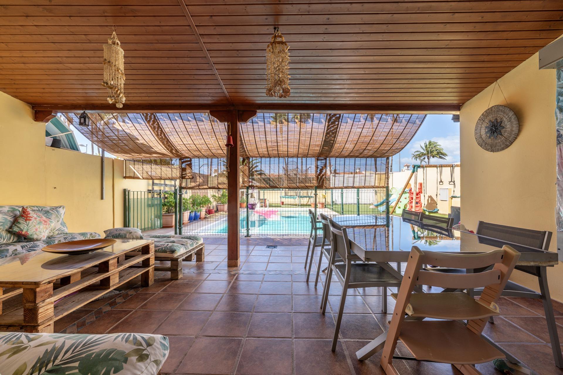 Vivienda de 4 dormitorios, 5 baños y piscina privada en una sola planta en pleno centro de Playa del Inglés